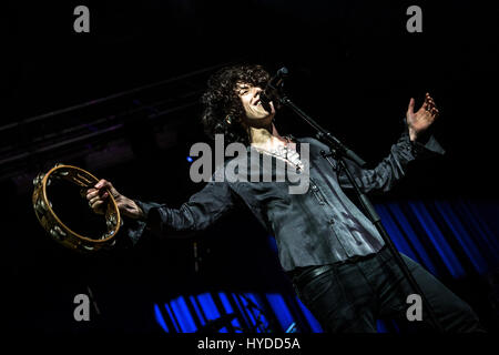 Milano, Italia. 03 apr, 2017. American pop cantante e cantautore LP, nome reale Laura Pergolizzi, sul palco durante il suo concerto a Alcatraz. Credito: Mairo Cinquetti/Pacific Press/Alamy Live News Foto Stock