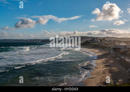 Onde che si infrangono sulla spiaggia durante il giorno a Newcastle, Australia Foto Stock