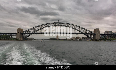 Il Ponte del Porto di Sydney in un giorno nuvoloso Foto Stock