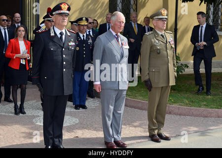 Charles, Principe di Galles sta per la salute al fianco di gen. Claudio Graziano, esercito italiano capo del personale, destra e gen. Tullio del Sette, Carabinieri comandante generale, sinistra, durante una visita al centro di eccellenza per la stabilità delle unità di polizia Aprile 1, 2017 a Vicenza, Italia. Il centro è un train the trainer school sviluppato dai Carabinieri per missioni di pace in tutto il mondo. Foto Stock