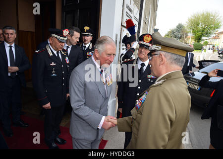 Charles, Principe di Galles incontra il gen. Claudio Graziano, esercito italiano capo del personale, destra durante una visita al centro di eccellenza per la stabilità delle unità di polizia Aprile 1, 2017 a Vicenza, Italia. Il centro è un train the trainer school sviluppato dai Carabinieri per missioni di pace in tutto il mondo. Foto Stock