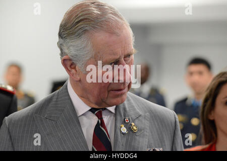 Charles, Principe di Galles durante una visita al centro di eccellenza per la stabilità delle unità di polizia Aprile 1, 2017 a Vicenza, Italia. Il centro è un train the trainer school sviluppato dai Carabinieri per missioni di pace in tutto il mondo. Foto Stock