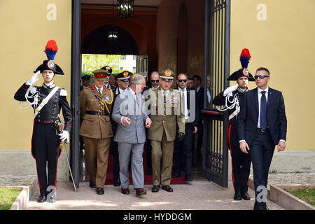 Charles, Principe di Galles passeggiate con Gen. Claudio Graziano, esercito italiano capo del personale, destra durante una visita al centro di eccellenza per la stabilità delle unità di polizia Aprile 1, 2017 a Vicenza, Italia. Il centro è un train the trainer school sviluppato dai Carabinieri per missioni di pace in tutto il mondo. Foto Stock