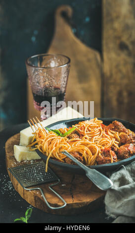 La pasta italiana La cena con spaghetti, polpette di carne e vino rosso Foto Stock