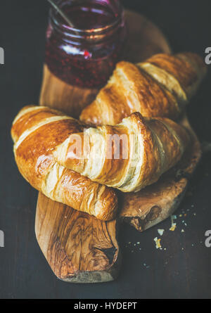 Croissant appena sfornati con confettura di lamponi in vaso Foto Stock