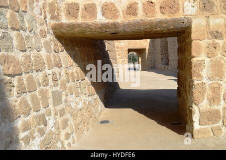 Passaggio trapezoidale modo funzione all'interno del Bahrain Fort at Al Qalah, Bahrein, in Medio Oriente. Foto Stock