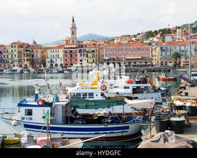 Oneglia, Italia - Giugno 9, 2015: Marina e Pesca. Numerose barche da pesca sono ormeggiate. Sullo sfondo gli edifici tipici di Oneglia. Foto Stock