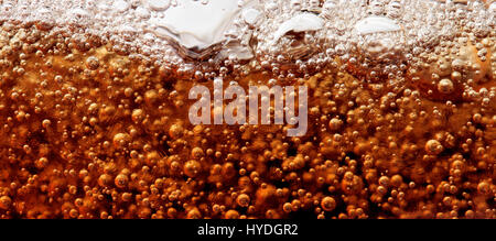 Macro shot di coca-cola bolle con cubetti di ghiaccio Foto Stock