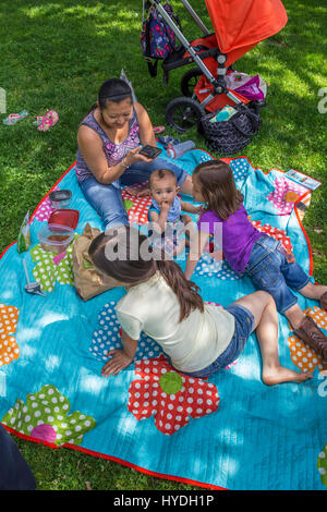 Famiglia di origine ispanica, madre e bambini, gita di famiglia, Sonoma Square, Città di Sonoma, Sonoma, Sonoma County, California Foto Stock