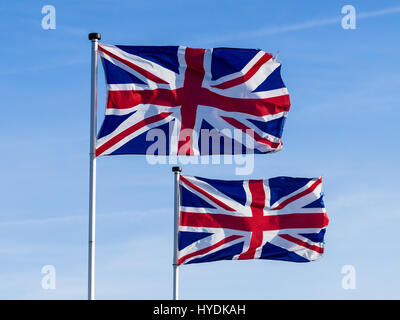 Due Union Jack flutter flags nel vento Foto Stock
