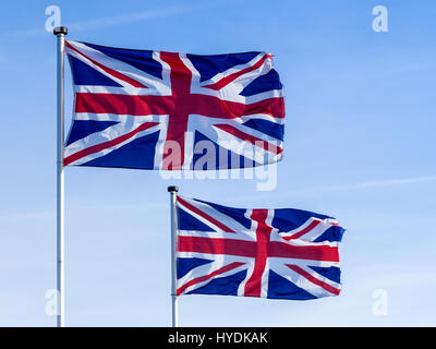 Due Union Jack flutter flags nel vento Foto Stock
