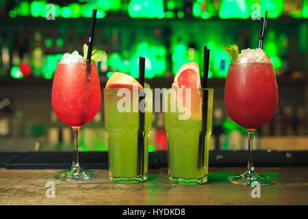 Set di rosso e verde cocktail in bicchieri e tazze Foto Stock