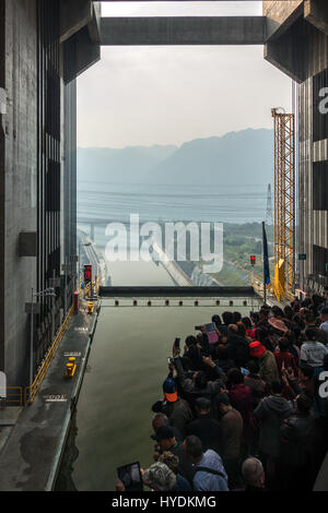 All'interno della nave ascensore sul controverso tema della diga delle Tre Gole, progetto Fiume Yangtze, Cina Foto Stock