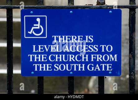 Accesso per la sedia a rotelle segno, Chiesa di S. Mary Redcliffe, Bristol, Regno Unito Foto Stock