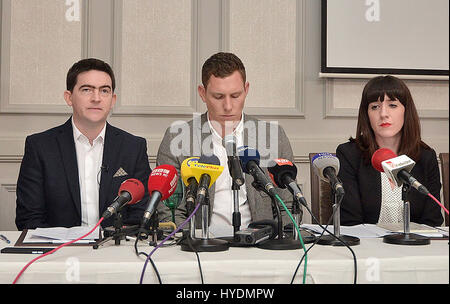 (Da sinistra) Mark Harte, fratello di assassinati sposi in viaggio di nozze Michaela McAreavey, vedovo John McAreavey e sua sorella Claire durante una conferenza stampa presso il Labourdonnais Hotel in Port Louis, Mauritius. Foto Stock