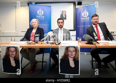 Margaret Caldwell, madre di Emma Caldwell che è stato trovato morto nei boschi vicino a Biggar, South Lanarkshire, nel maggio 2005, siede alongiside family solicitor Aamer Anwar (centro) e Detective Sovrintendente David McLaren durante una polizia conferenza stampa presso la forza del centro di formazione di East Kilbride, dove hanno tenuto un aggiornamento in omicidio indagine. Foto Stock