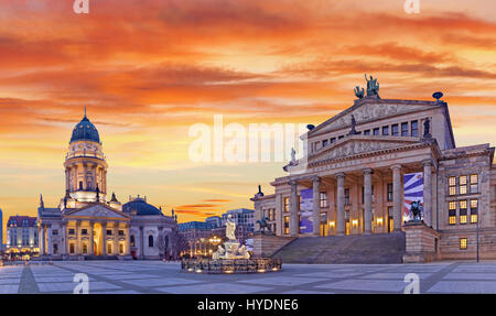 Berlino, Germania - Febbraio 13, 2017: la Deutscher Dom chiesa e la Konzerthaus di edificio in piazza Gendarmenmarkt al crepuscolo. Foto Stock