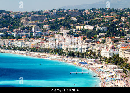 Nizza, Francia vista in elevazione da castle hill la spiaggia affollata Foto Stock