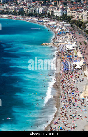 Nizza, Francia vista in elevazione da castle hill la spiaggia affollata Foto Stock