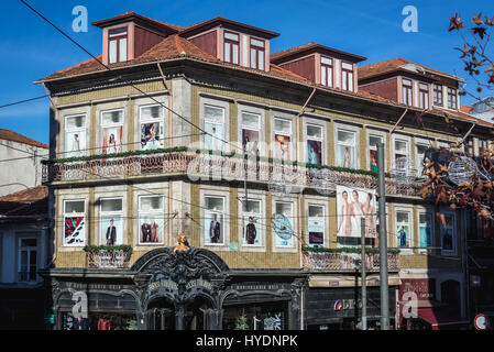 Edificio con vecchio Reis & Filhos store su Rua de 31 de Janeiro (Gennaio 31 Street) a Santo Ildefonso parrocchia civile della città di Porto in Portogallo Foto Stock