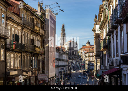 Chiesa Clerigos (Chiesa di ecclesiastici) e InterContinental Hotel in Cardosas palazzo della città di Porto, Portogallo Foto Stock