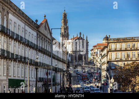 Chiesa Clerigos (Chiesa di ecclesiastici) e InterContinental Hotel in Cardosas palazzo della città di Porto, Portogallo Foto Stock