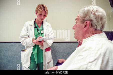 Catherine Bateman, ventiquattro ore nella vita di un giovane medico, a Brighton Royal Sussex County Hospital. Foto Stock