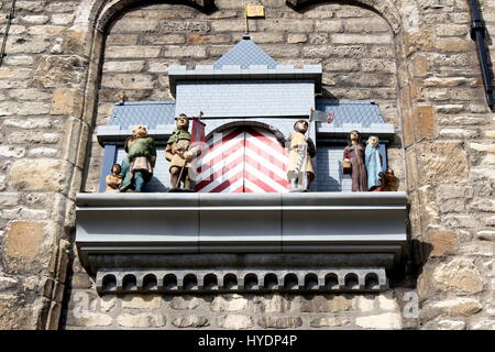 I suoni di avviso / Glockenspiel & puppet figure presso il municipio di Gouda, Paesi Bassi, mostrando la concessione di diritti della città dal conte Floris V d'Olanda nel 1272. Foto Stock