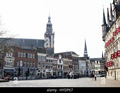 Torre del gotico del XV secolo Sint Jans Kerk o Grote Kerk nel centro di Gouda, South Holland, Paesi Bassi, visto da Markt square. Foto Stock