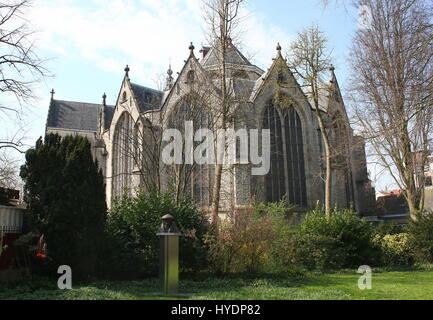 Esterno del xv secolo Sint Jans o Grote Kerk in Gouda, Paesi Bassi, una grande chiesa gotica noto per le sue finestre di vetro macchiate (UNESCO elencati). Foto Stock