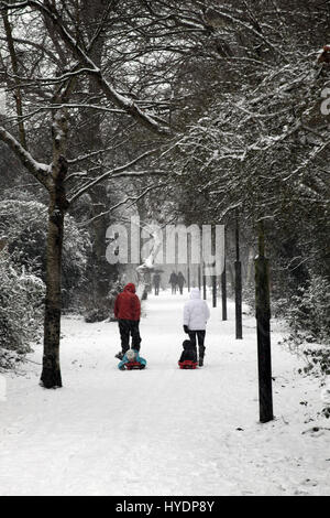 London, Regno Unito - Jan 20, 2013 : Persone godendo di una passeggiata invernale in una pesante caduta di neve sul comune a Wandsworth Foto Stock