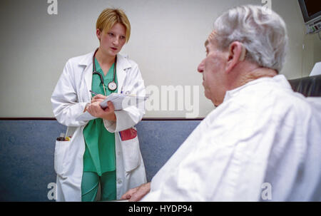 Catherine Bateman, ventiquattro ore nella vita di un giovane medico, a Brighton Royal Sussex County Hospital. Foto Stock