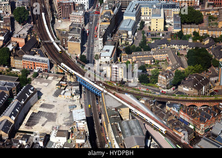 London, Regno Unito - 13 Luglio 2013: i treni che viaggiano sulla città di infrastrutture ferroviarie come si vede dalla Shard grattacielo a London Bridge Foto Stock