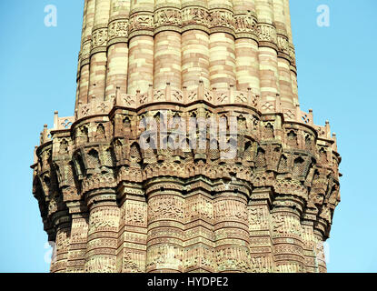Close-up di un piano di Qutub Minar, Nuova Delhi. Qutub Minar è il minareto costruito durante il 1193-1386 ed è un sito patrimonio mondiale dell'UNESCO. Foto Stock