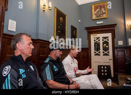 Surrey (da sinistra a destra) allenatore Alec Stewart, Michael di venuto e Gareth Batty durante il giorno dei media al Oval, Londra. PREMERE ASSOCIAZIONE foto. Data immagine: Martedì 4 aprile 2017. Vedi la storia della PA CRICKET Surrey. Il credito fotografico dovrebbe essere: Steven Paston/PA Wire. Foto Stock