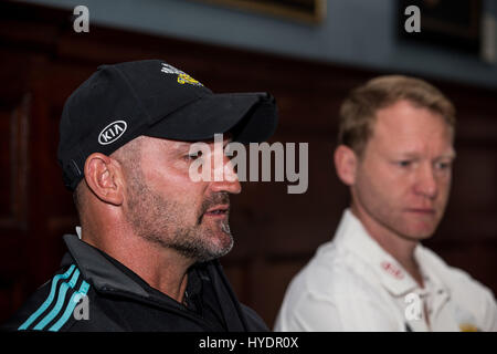 Surrey coach Michael Di Venuto e Gareth Batty durante il media day al ovale, Londra. Foto Stock