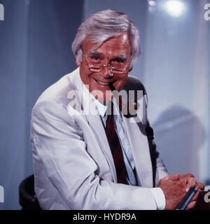 Deutscher Schauspieler und Entertainer Joachim Fuchsberger, Deutschland 1980er Jahre. Attore tedesco e animatore Joachim Fuchsberger, Germania degli anni ottanta. Foto Stock