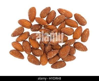 Vista dall'alto di una porzione di hickory mandorle affumicato isolato su uno sfondo bianco. Foto Stock