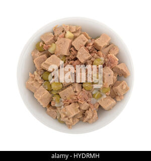 Vista dall'alto di una ciotola di agnello e anatra con verdure gourmet dog food isolato su uno sfondo bianco. Foto Stock