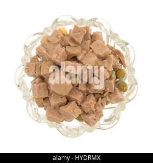 Vista dall'alto di una ciotola di vetro di agnello e anatra con verdure gourmet dog food isolato su uno sfondo bianco. Foto Stock