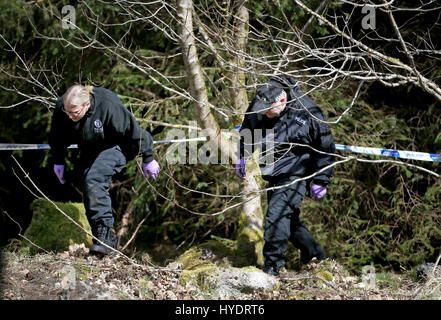 La polizia cerca bosco in prossimità di Roberton in South Lanarkshire dopo che la polizia scozzese ha lanciato un appello per le nuove informazioni in relazione alla scomparsa di Emma Caldwell che è stato trovato morto nei boschi vicino a Biggar, South Lanarkshire, nel maggio 2005. Foto Stock