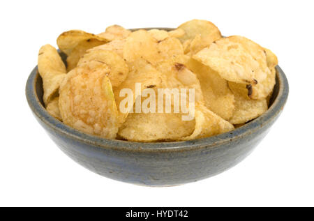 Un vecchio recipiente di ceramica riempito con sale e aceto aromatizzato potato chips isolato su uno sfondo bianco. Foto Stock