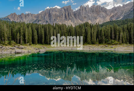 Il Lago di Carezza e il gruppo del Latemar montagne, Provincia Autonoma di Bolzano, Trentino-Alto Adige, Dolomiti italiane, Italia, Europa Foto Stock