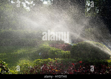 Myanmar (Birmania). Yangon. Martire Il mausoleo. Per irrigare il giardino. Foto Stock