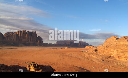 Wadi Rum desert in jordania, ubicazione posto sono stati girati film come indiana jones, Laurence di arabia O PIANETA ROSSO Foto Stock