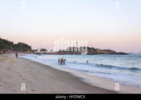 Il Brasile, Rio de Janeiro: Vista di Arpoador roccia sulla spiaggia di Ipanema durante il tramonto Foto Stock