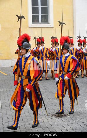 I membri della Guardia Svizzera in servizio presso il Vaticano in anticipo di una visita del Principe di Galles e la duchessa di Cornovaglia. Foto Stock