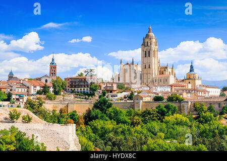 Segovia, Spagna. Vista sulla città con la sua cattedrale e mura medievali. Foto Stock