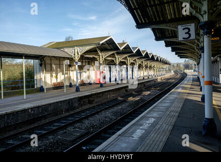 Le piattaforme presso la stazione ferroviaria, Kettering, Inghilterra. Foto Stock