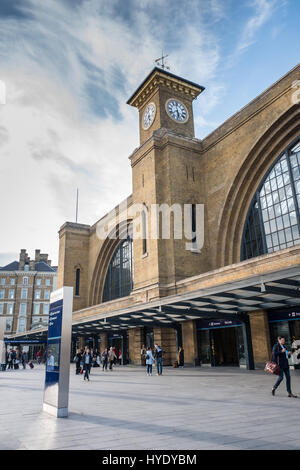 Facciata vittoriana della stazione ferroviaria di King's Cross a Londra, Inghilterra. Foto Stock